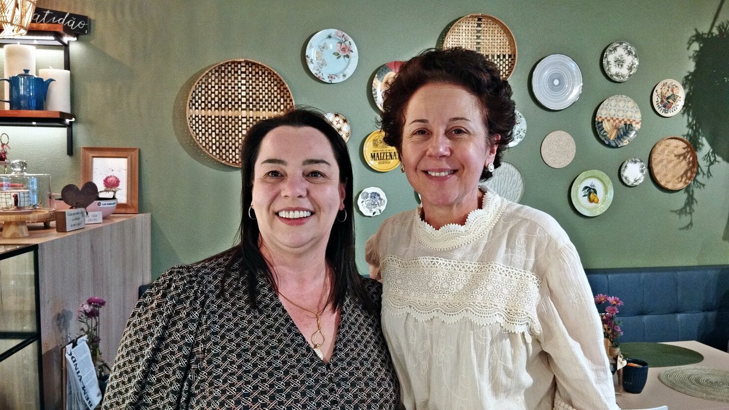 Amizade, elegncia de duas amigas de sucesso no charmoso Caf Cozinha Mig Guerra!. - Foto: Lus Longhini