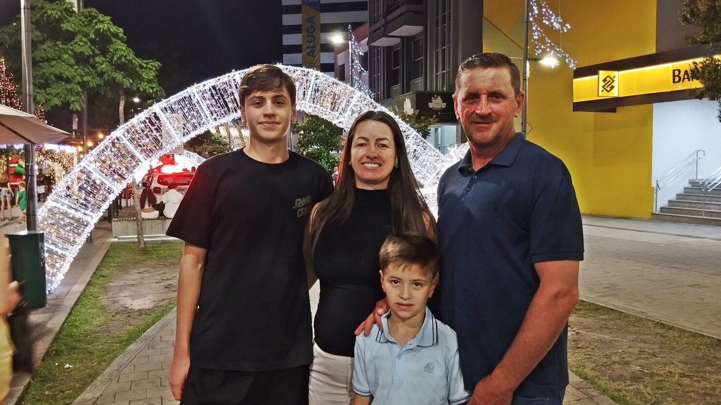 Digenes, Denise, ntoni e Adelar, em sbado de passeio pelas ruas de Concrdia. - Foto: Lus Longhini