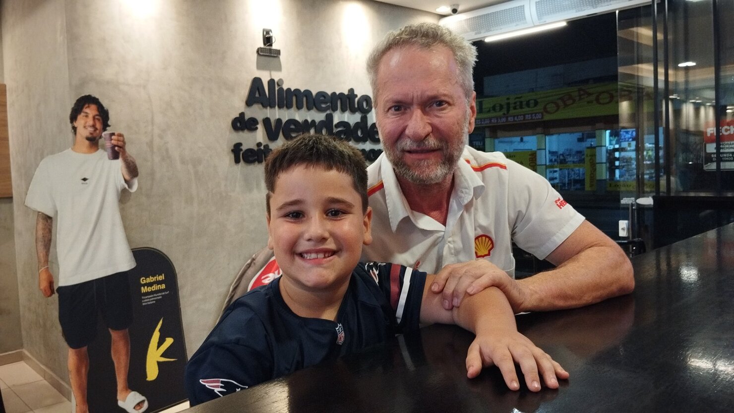 Entre risadas e um bom lanche, av� e neto transformam um momento simples em uma lembran�a cheia de carinho. - Foto: Lu�s Longhini