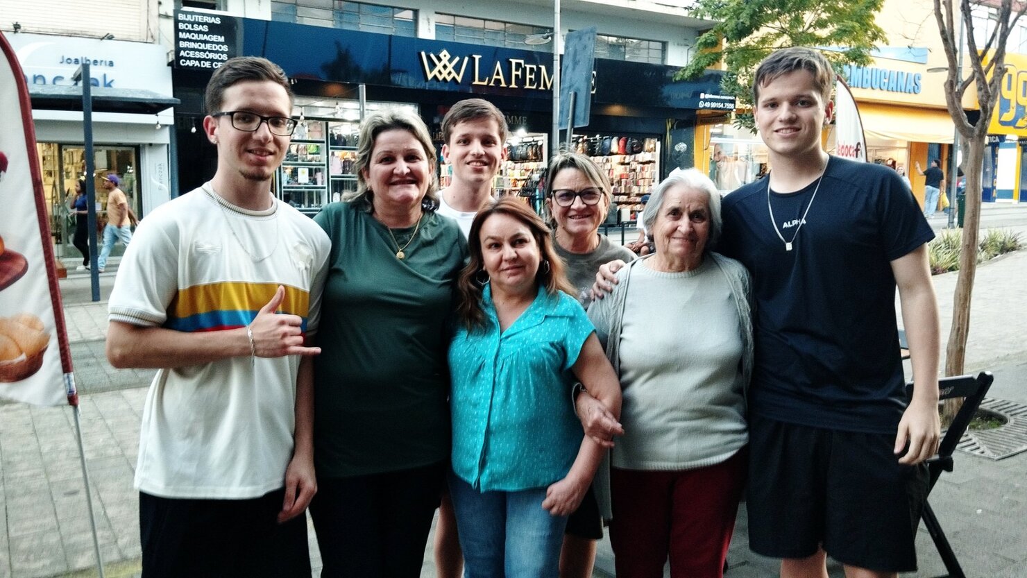A tradicional fam�lia Pozza reunida em um belo registro no Cal�ad�o, s�mbolo de uni�o, carinho e da hist�ria de Conc�rdia. - Foto: Lu�s Longhini