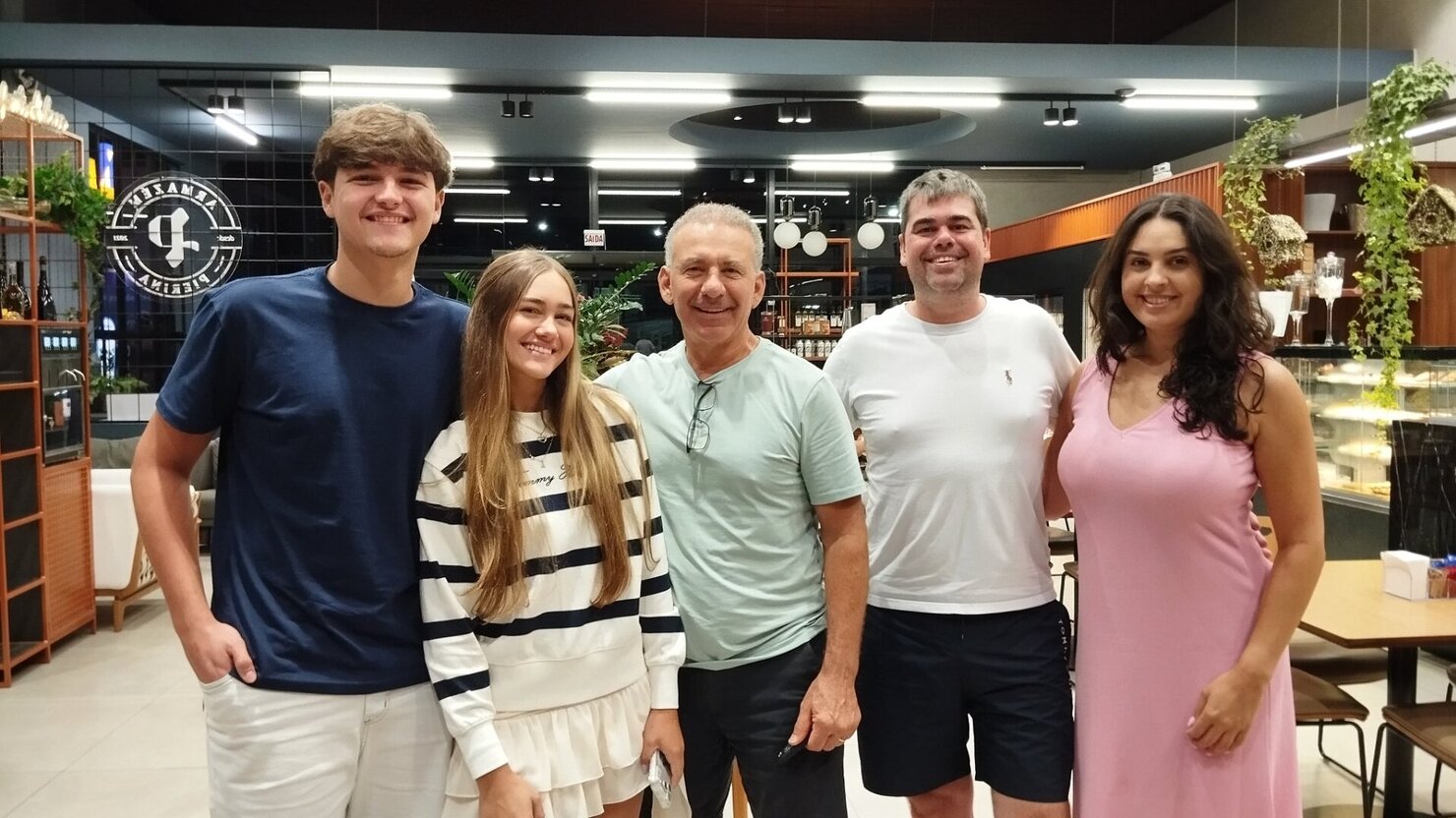 Emanuel, Amanda, Deocl�cio, Andr� e Andressa em um fim de tarde inesquec�vel no Armaz�m Pierina. - Foto: Lu�s Longhini