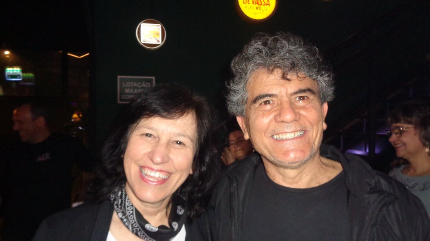 Entre fotografias e boas mem�rias, J�lio Gomes comemora a vida ao lado da esposa Sandra. - Foto: Lu�s Longhini