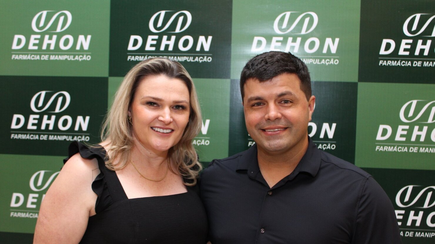 Rodrigo Gaulke�e Nadir Schmidt Thom� est�o a frente da Dehon Conc�rdia Farm�cia de Manipula��o. - Fotos: Lu�s Longhini