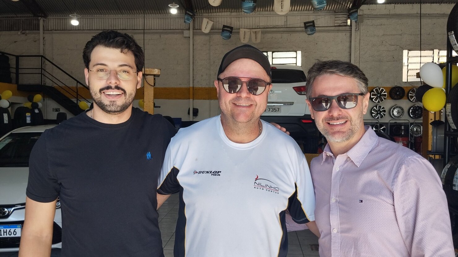 Nilinho recebendo o filho Lucas dos Anjos e o amigo e cunhado Marcelo Zanon. - Fotos: Lu�s Longhini