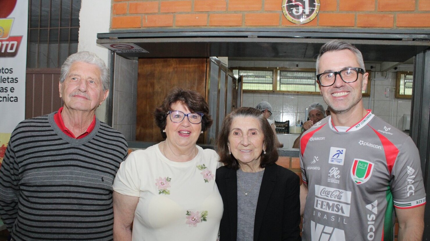 Luiz Dalla Costa, com a esposa Maria Helena, recebendo Leni Suzim Marini e Wagner Bee. - Fotos: Lu�s Longhini