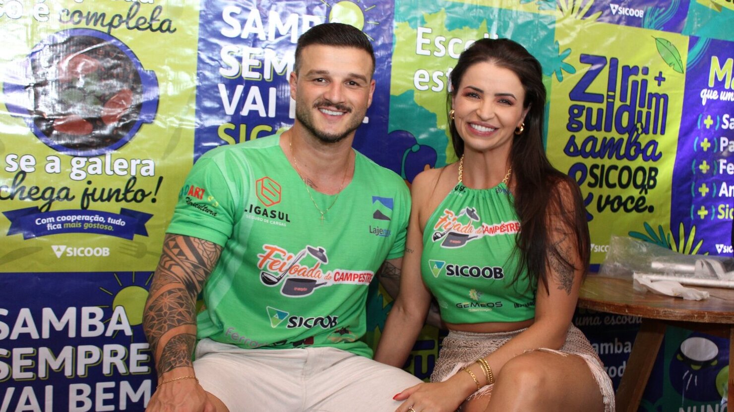 O jovem casal Bianca Mores e Eduardo Zanatta literalmente causou frisson na Feijoada do Campestre. - Foto: Lu�s Longhini