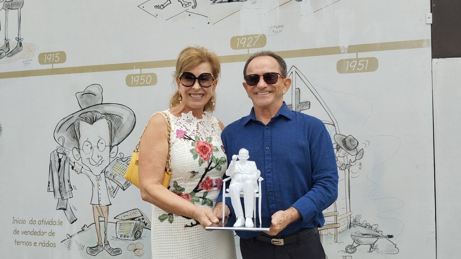 Mara e o marido, Valdemor Spr�cigo, com a r�plica de seu Angelo Spr�cigo, em um momento marcante. � Fotos: Lu�s Longhini.