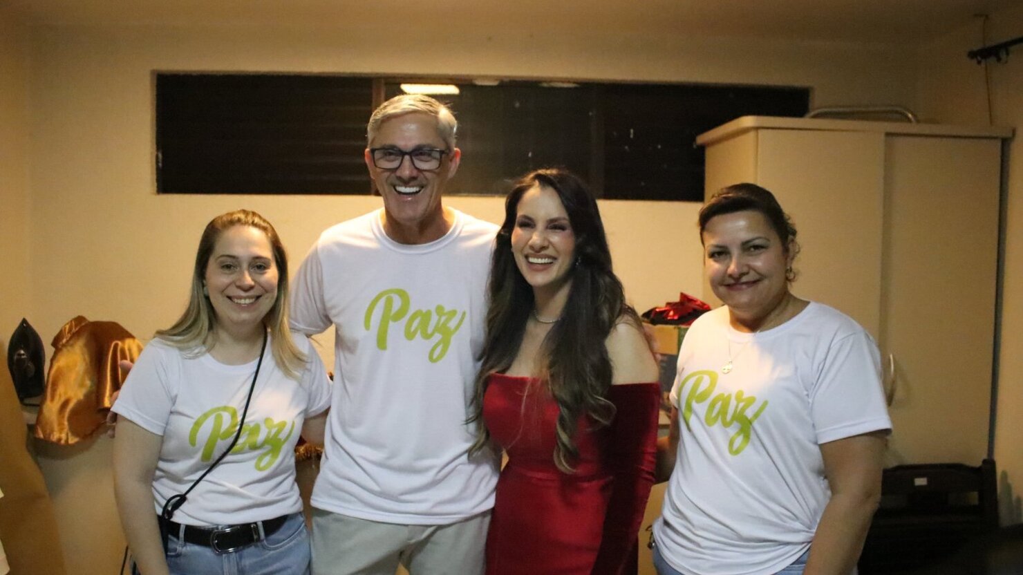 Viviane Devalli, secretria de Turismo; Clemor Batisti, prefeito; cantora Michelli Fortese Joice Sartoretto, vice-prefeita. - Foto:Djone Karcher Alves