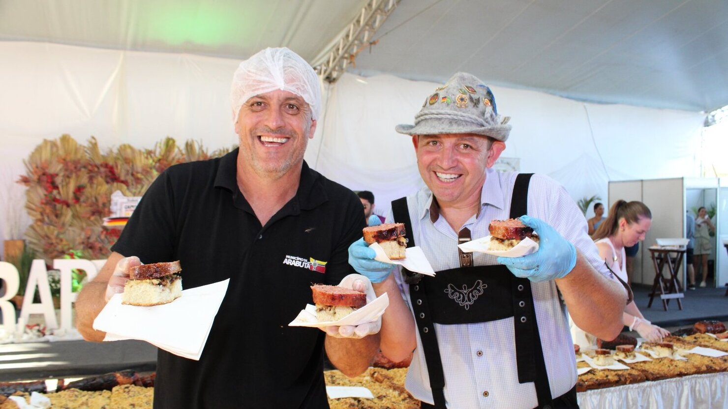 O vice-prefeito de Arabut�, Ivan Kaiber, e o prefeito Olguim Metz celebram, ao lado da comunidade, o sucesso da linda festa no munic�pio. - Foto: Lu�s Longhini