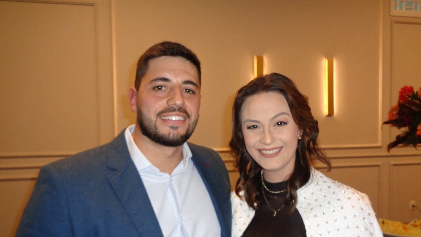 Jo�o Bolsi e sua esposa, J�ssica Cosmann Bolsi, um jovem casal que se destaca pela eleg�ncia e inspira��o. - Foto: Lu�s Longhini