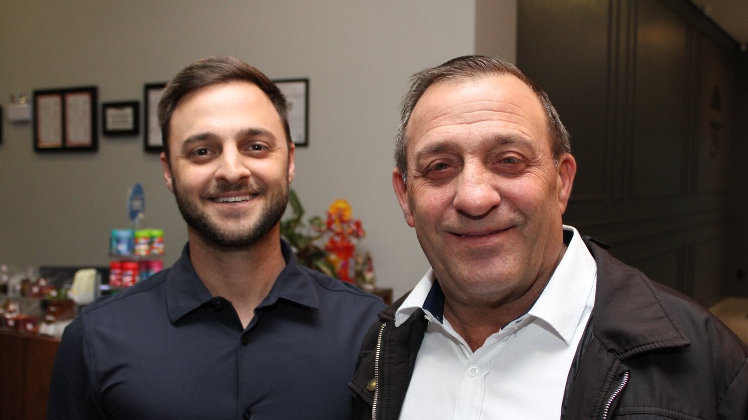 Matheus Vizzotto ao lado do pai, T�rcisio, um dos grandes nomes do setor de transportes. - Foto: Lu�s Longhini