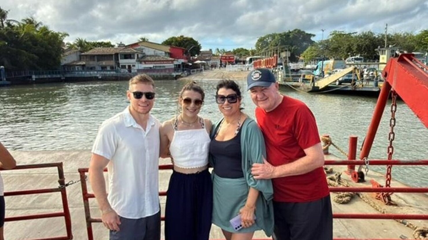 Na travessia da balsa entre Porto Seguro e Arraial d�Ajuda, na foz do Rio Buranh�m, a fam�lia celebra o amor e dias leves em fam�lia. - Foto: Arquivo Pessoal