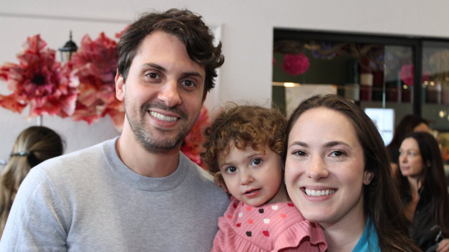 O lindo registro de Murillo Crocetti com J�lia Hobi e a pequena Gabriella. - Foto: Lu�s Longhini