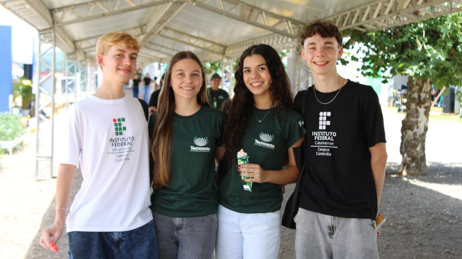 J�lio C�sar, Lucas Gabriel, Isadora e Maria Gabrielly, conferindo o �ltimo dia de Tecnoeste 2026. - Fotos: Lu�s Longhini
