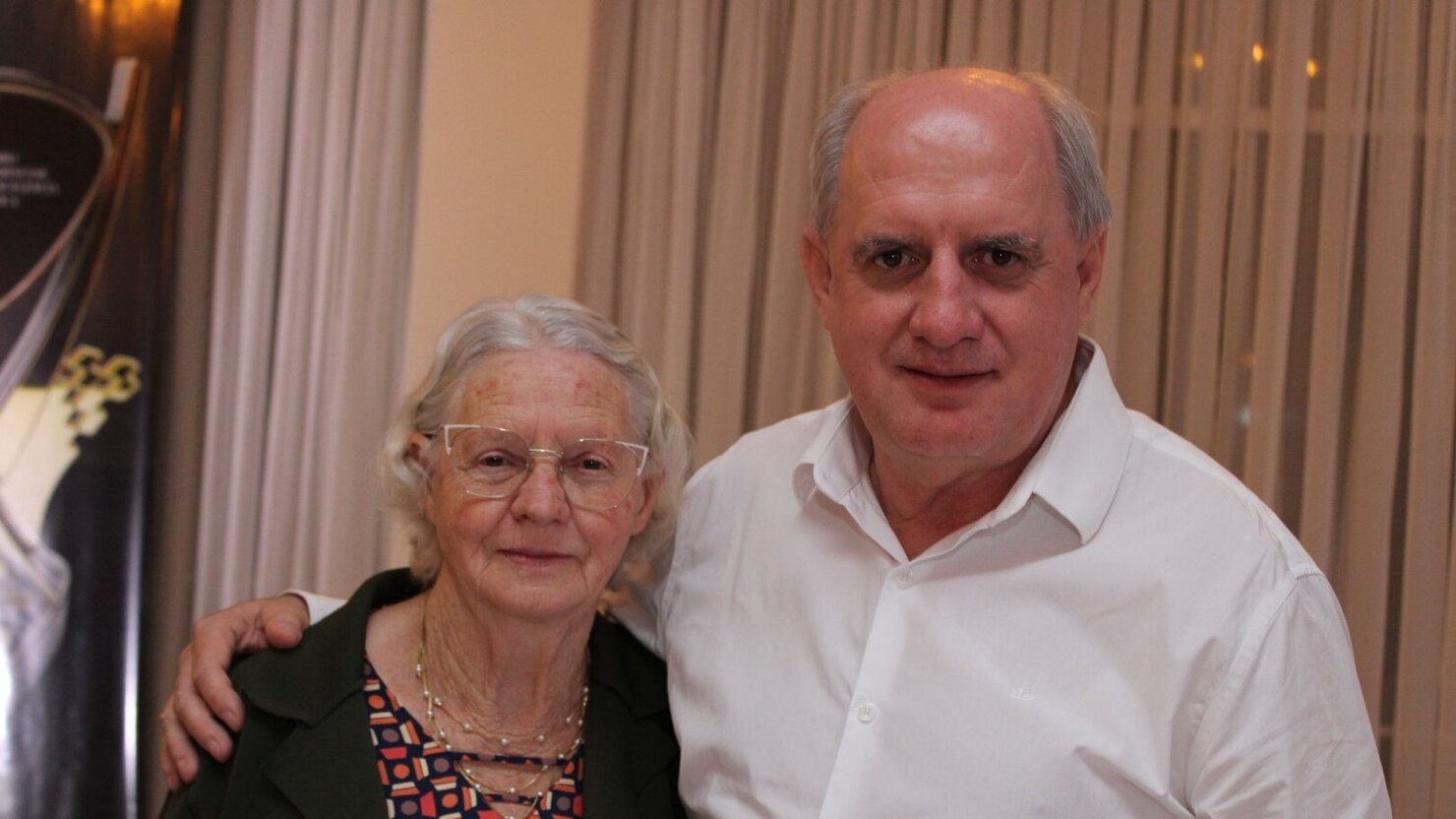 Afeto e carinho em um momento especial de Closmar Zagonel com sua me, Angelina, para eternizar no lbum da famlia.  Foto: Lus Longhini