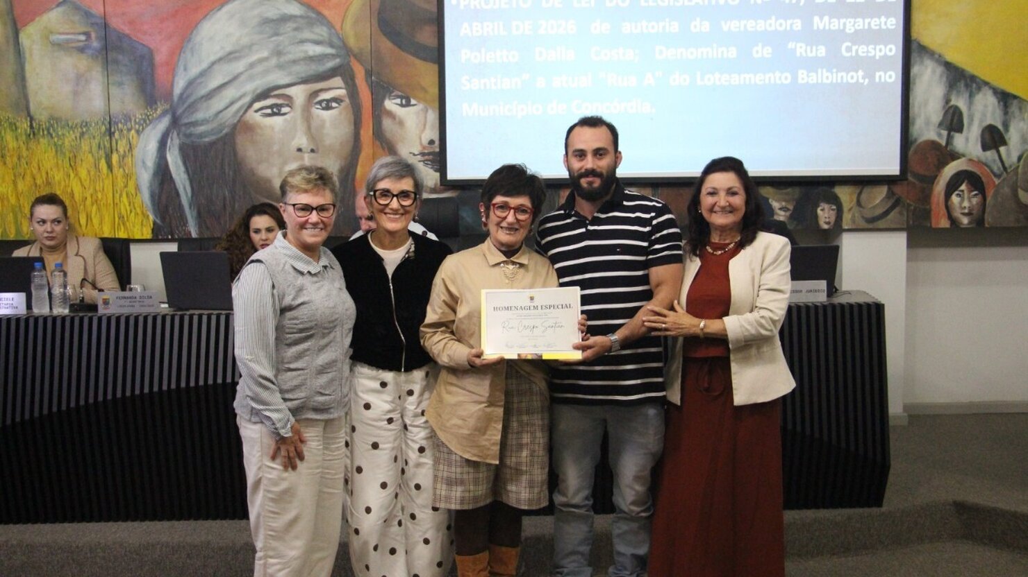 Familiares de Crespo Santian recebem homenagem em reconhecimento � sua trajet�ria e contribui��o ao esporte concordiense. - Foto: Daisy Trombetta