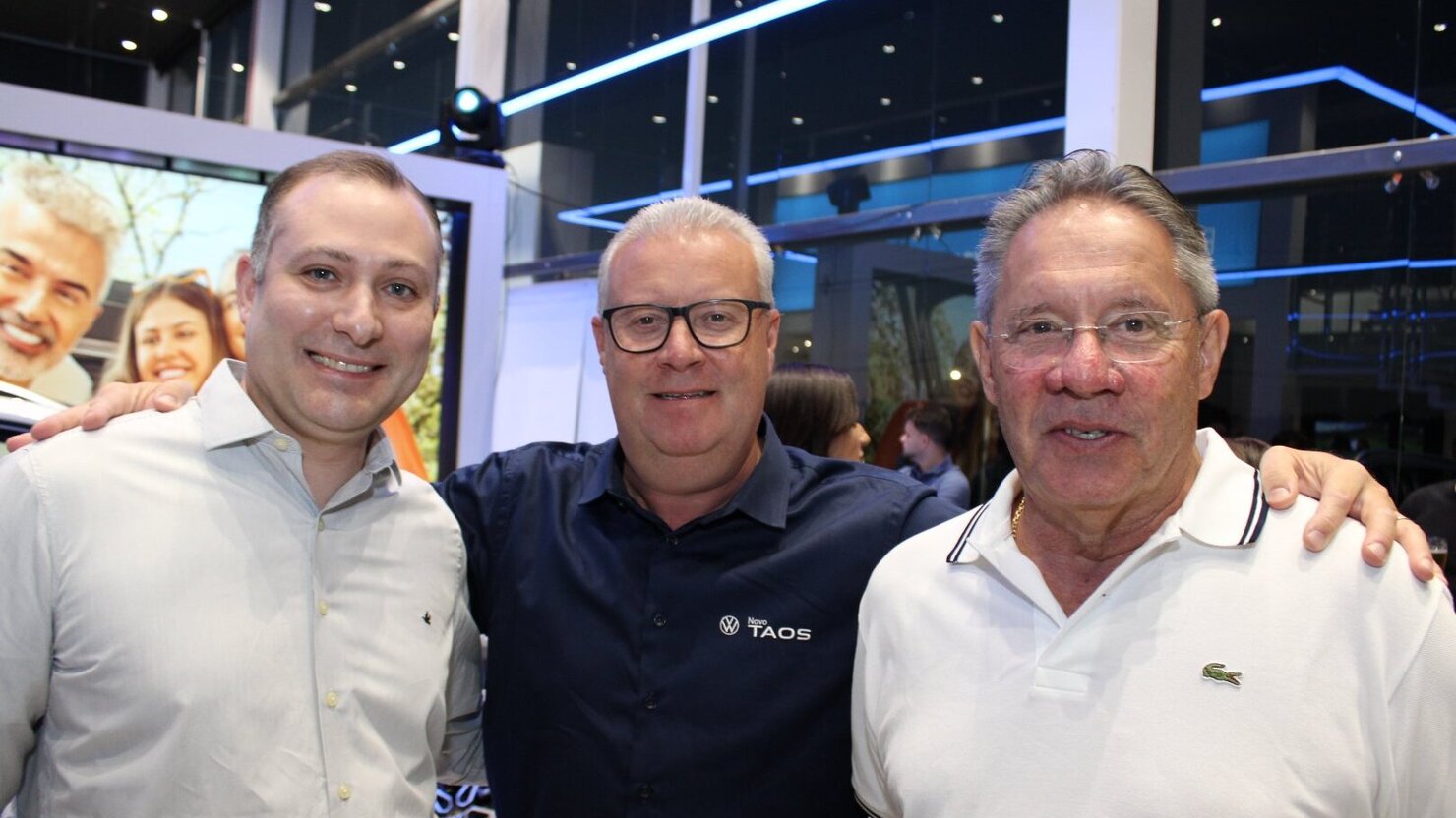 Henrique Herm�ller gerante da Santapedra Volkswagen com os amigos, juiz Ildo Fabris J�nior e o emrpes�rio Milton Massolini. - Fotos: Lu�s Longhini