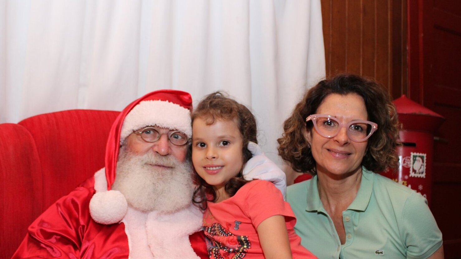 O carinho de Papai Noel com Theresa e a m�e Carolina Gargioni Duarte Zanatta. - Fotos: Lu�s Longhini