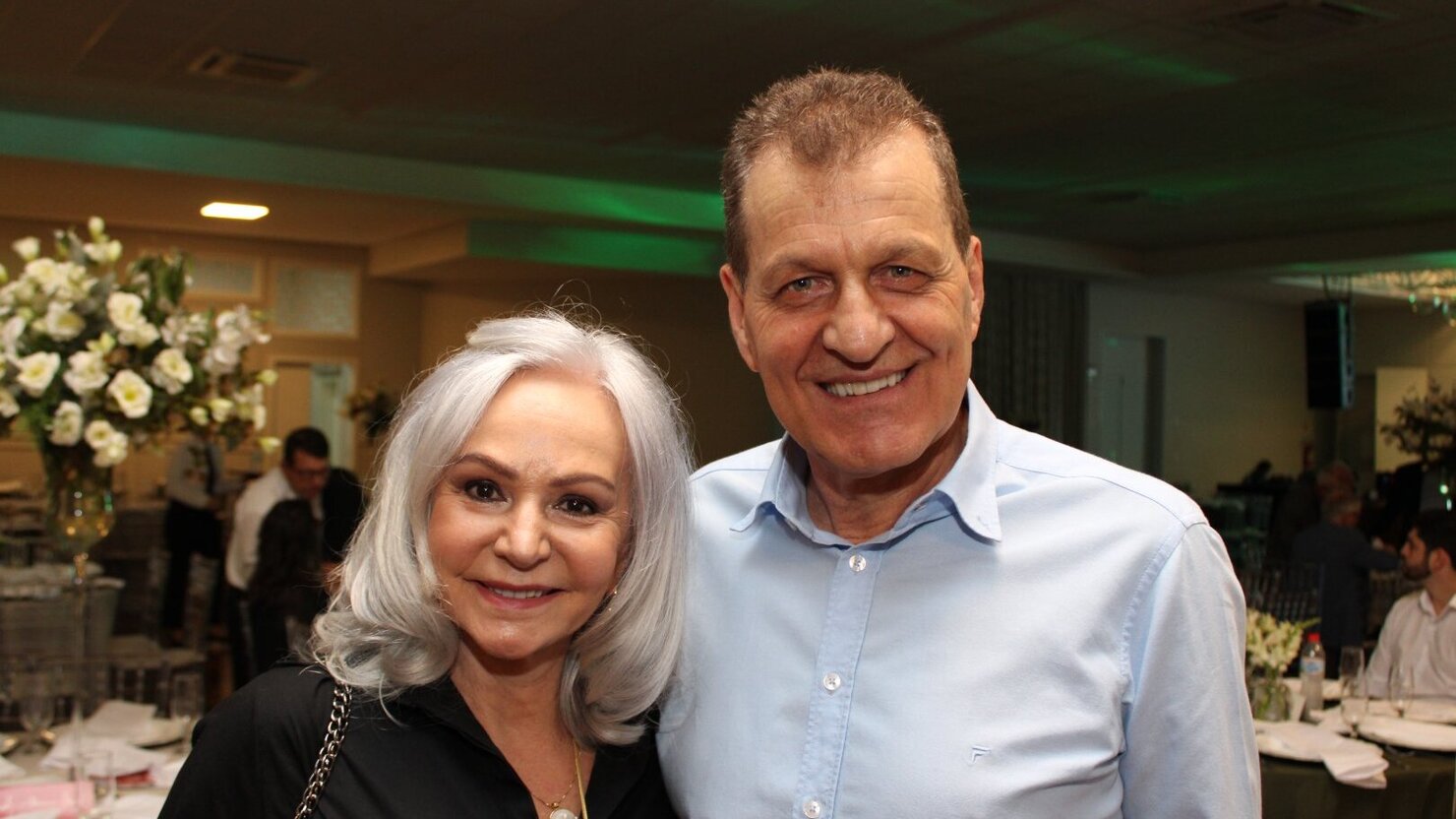 O simptico casal Neusa e Luis prestigiando jantar em homenagem ao Dia do Mdico. - Foto: Lus Longhini