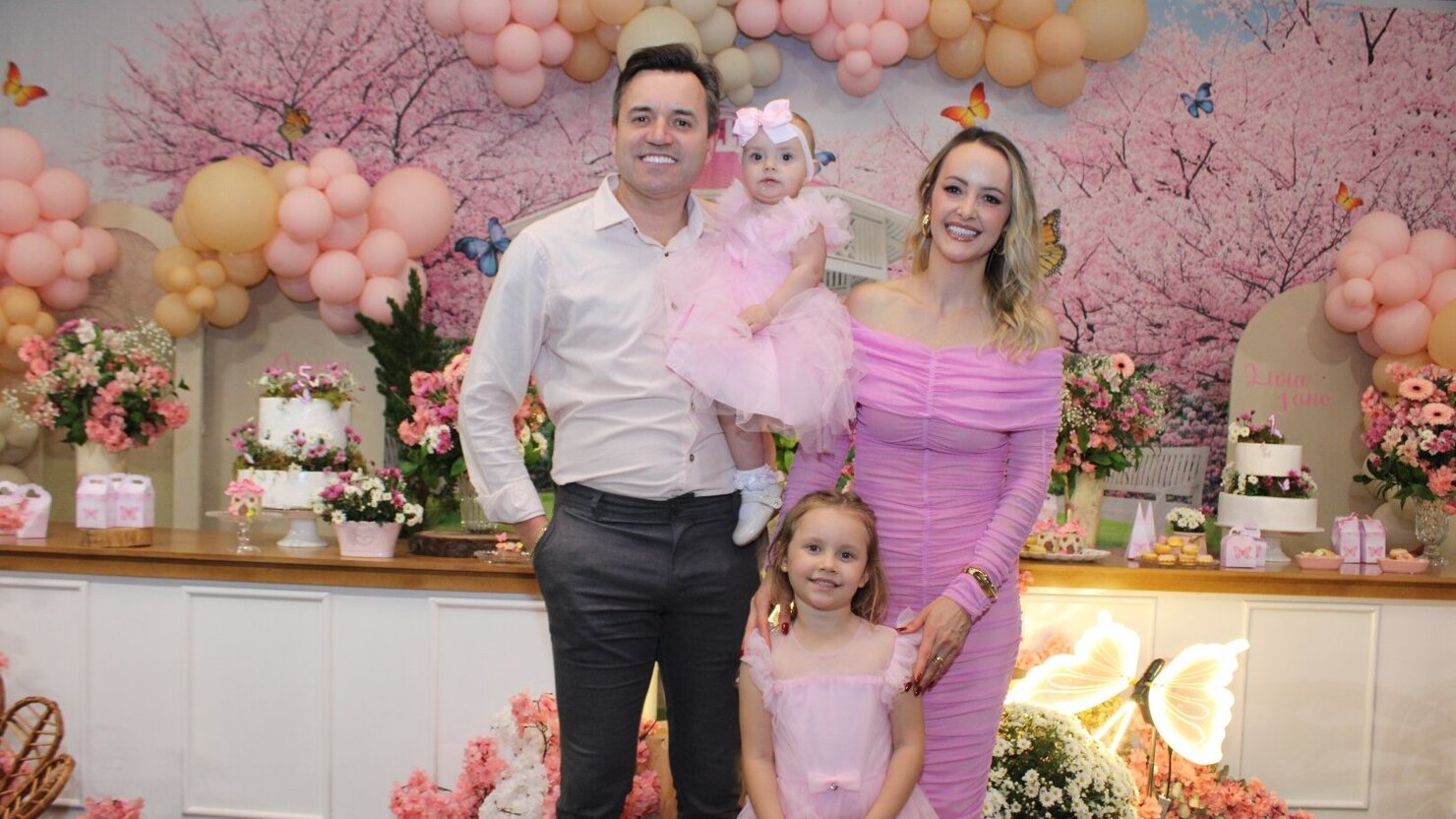 🥳 🎈William de Lima com a esposa Delair e as filhas: L�via Maria de Lima e Sofia Lorena. - Fotos: Lu�s Longhini 