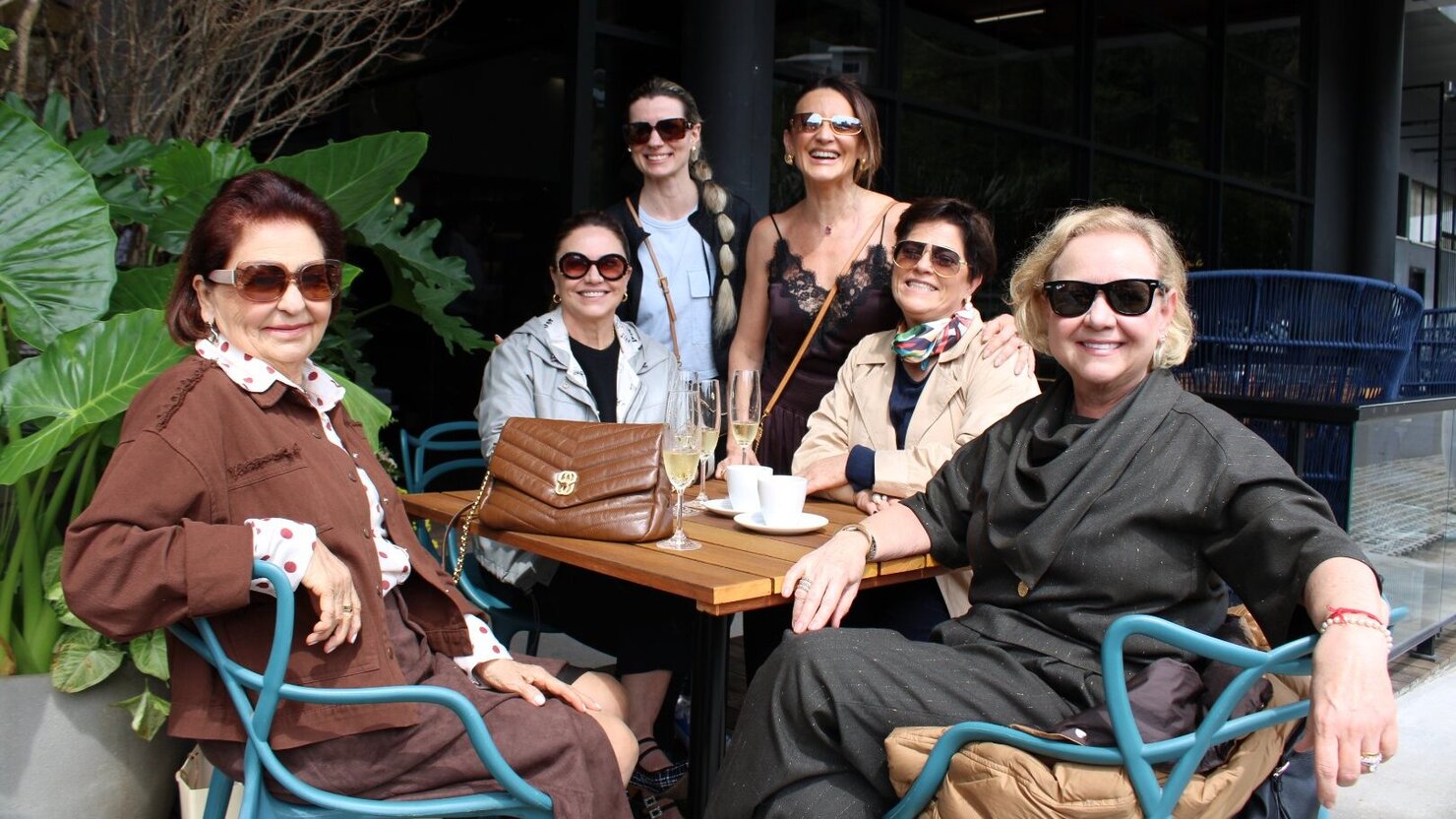 Carisma, classe e pura eleg�ncia! As amigas Nair, Ita, Carol, Fabi, Ana e Tina curtindo o melhor da Varanda do Armaz�m Pierina. ✨🥂 - Foto: Lu�s Longhini
