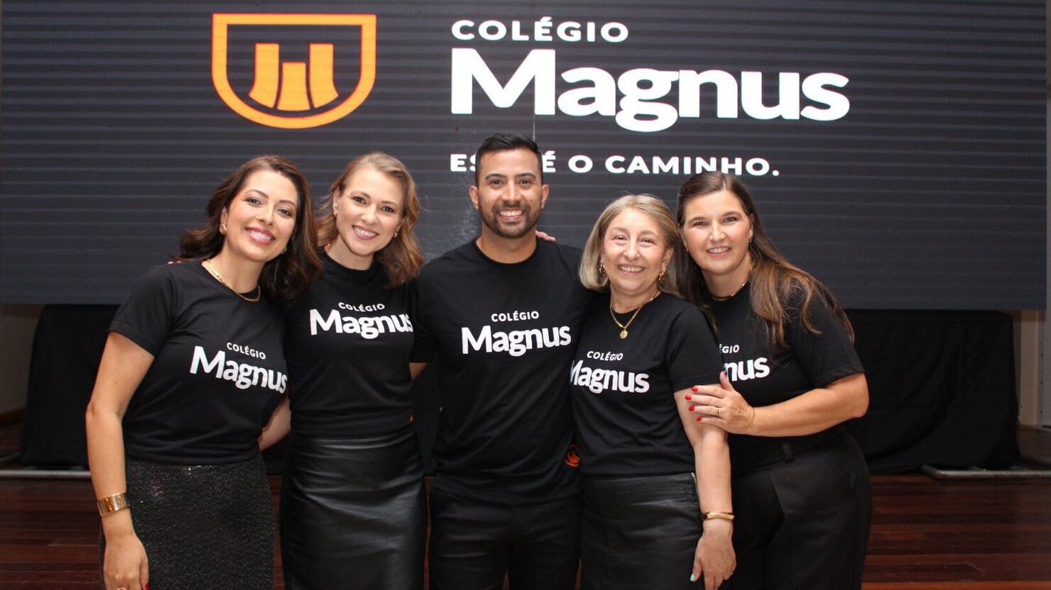 Fabiani Debortoli, Marciane Lorenzetti, Luciano Eger, Janete Hoch Baldi e Simone Agliardi Resmini d�o o ponta p� ao sucesso do Col�gio Magnus. - Foto: Lu�s Longhini