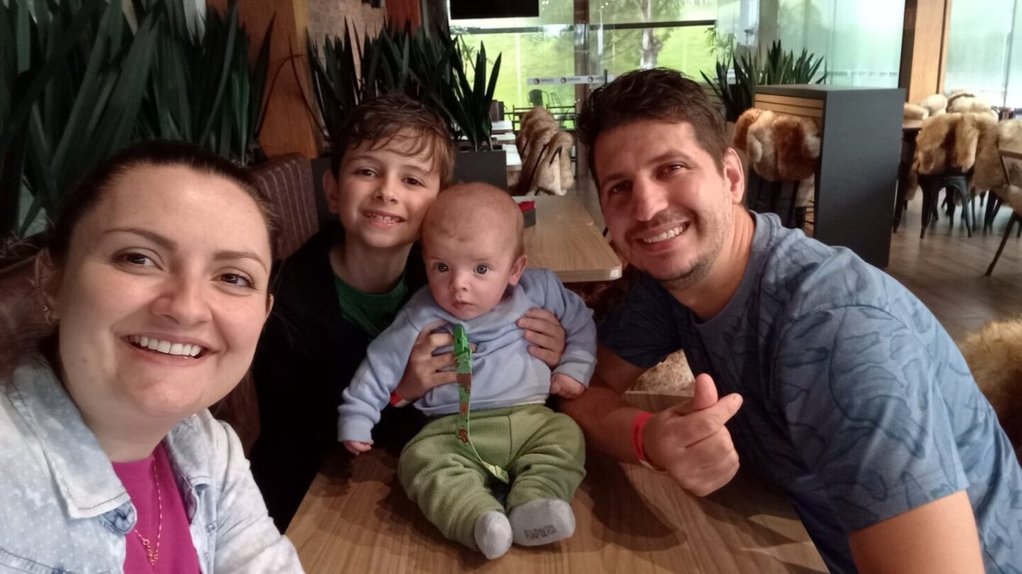 Camila e Lucas, com os filho Pietro e Lorenzo. - Fotos: Divulgao