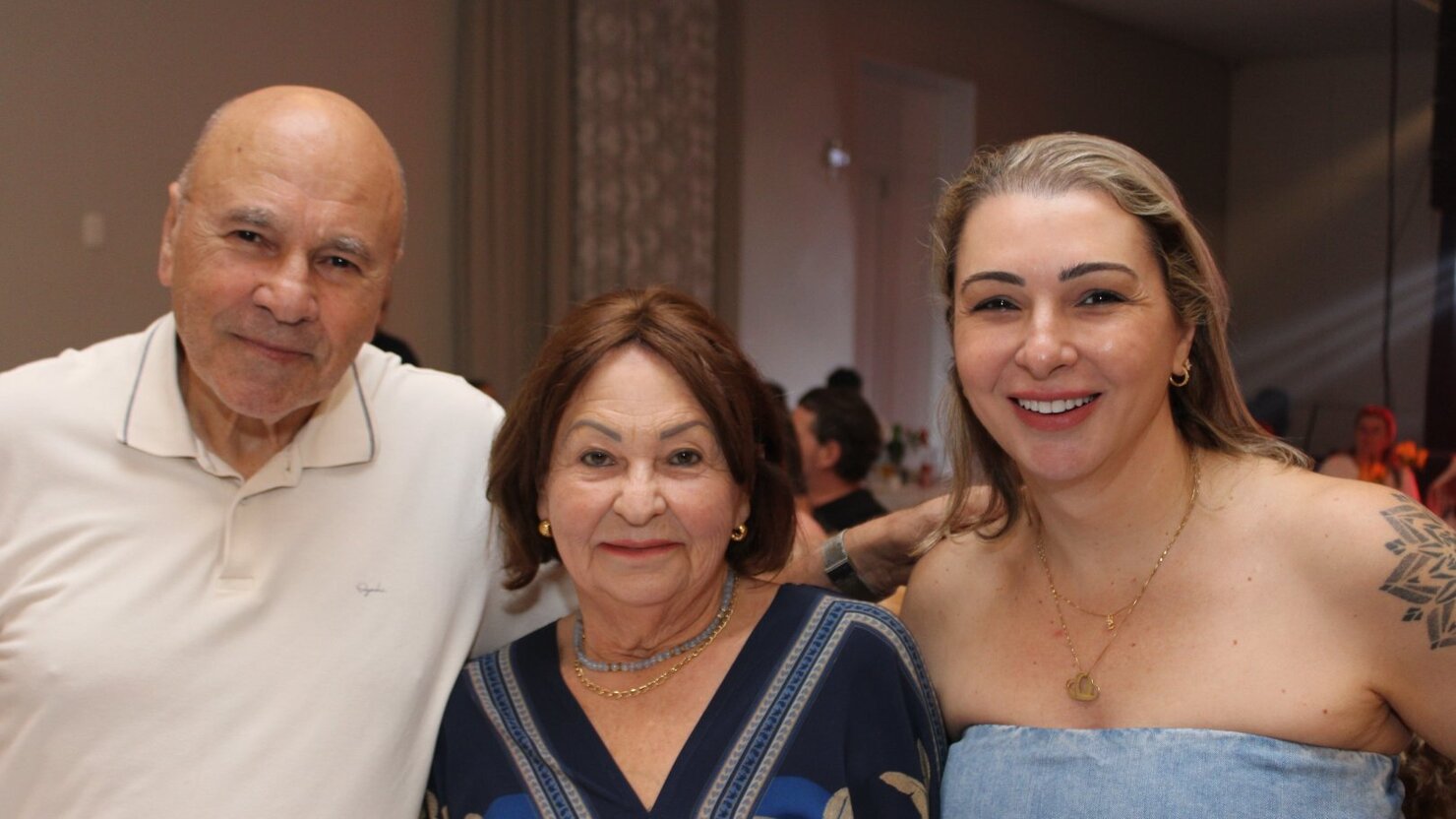 Nelso Bonissoni, Nair e Fernanda Giombelli em registro especial durante a badalada Feijoada do Clube 29 de Julho. - Foto: Lu�s Longhini