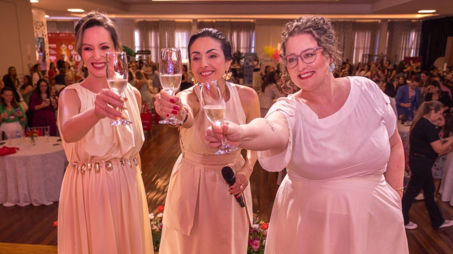 Luana Haubert, Katia Ugolini e Rafaela Martini, brindando o sucesso do Mulherar. - Fotos: Marcos e Anne Terras