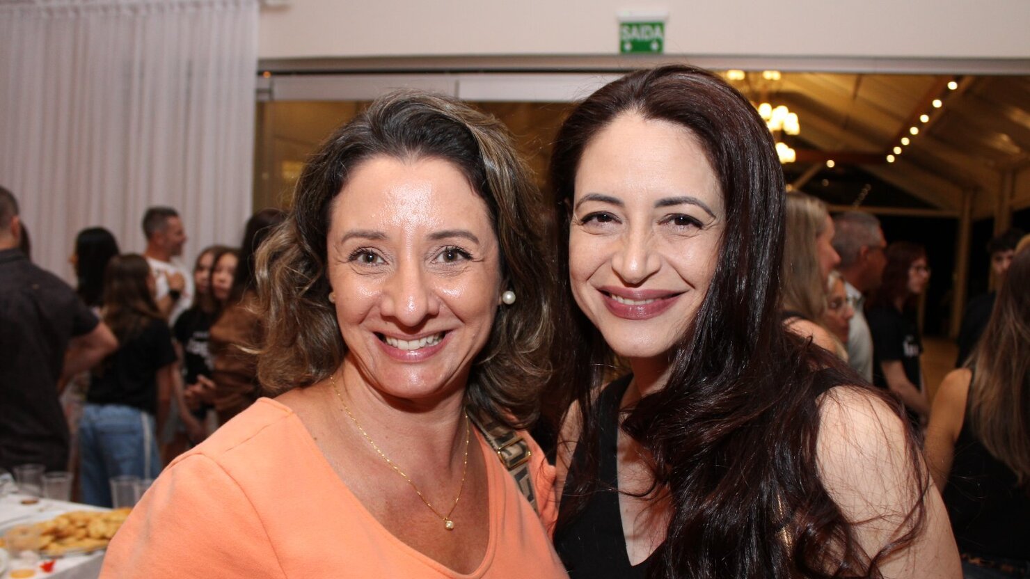 Carolina Zasso e a amiga Myrtha Fabris, sempre elegantes e sorridentes, marcando presen�a nos eventos sociais que movimentam e encantam Conc�rdia. - Foto: Lu�s Longhini