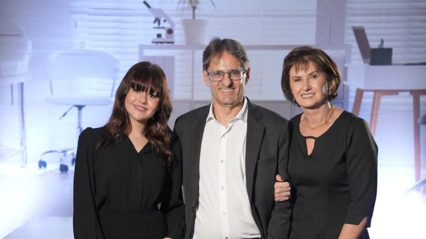 Na reta final da gradua��o em Medicina, Catarina recebe o apoio dos pais, que celebram mais uma importante conquista da fam�lia. - Foto: Arquivo de Fam�lia