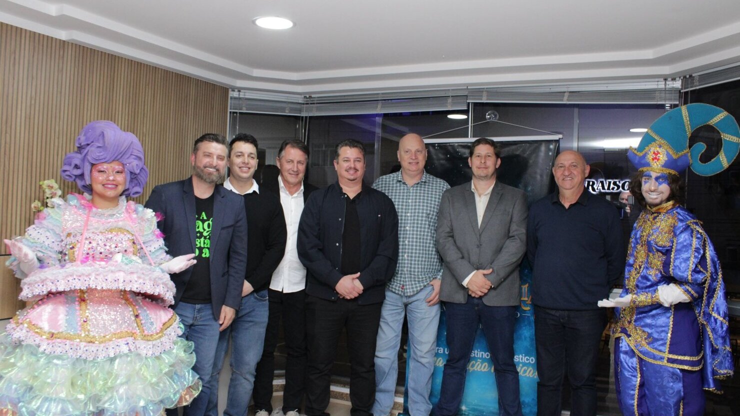 S�cios do Grupo Magia comemorando a chegada da Bellavaria Mundo M�gico em Piratuba. - Fotos: Lu�s Longhini