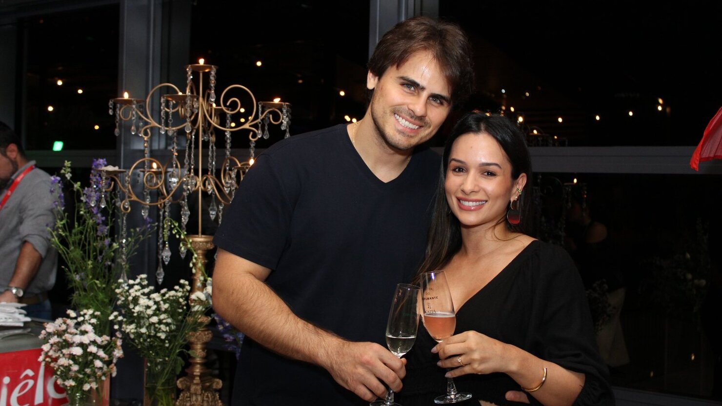 Pedro Zandonai e Alessandra Capelari, um casal encantador e querido, aproveitando uma noite de borbulhas.  Fotos: Lus Longhini