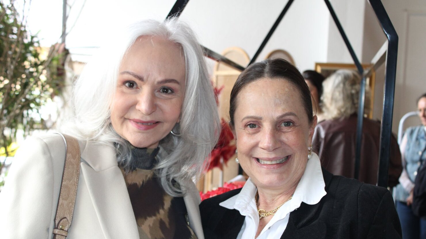 As queridas Neusa Parisotto e Maria Bernardi esban�aram simpatia e eleg�ncia em um encontro especial. - Foto: Lu�s Longhini