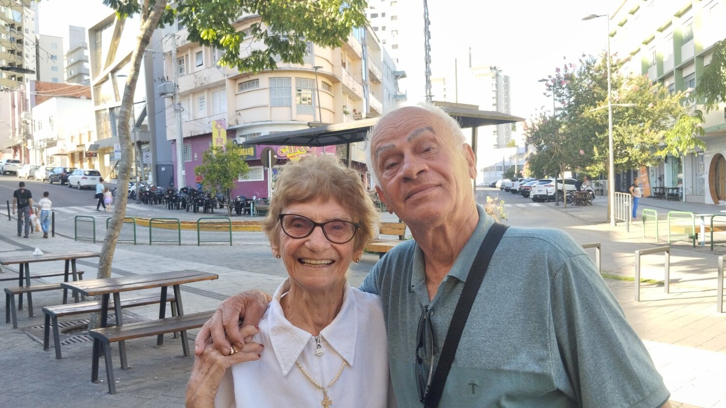 Candinha e Adolfo: amor, m�sica e cumplicidade pelas ruas de Conc�rdia. - Foto: Lu�s Longhini