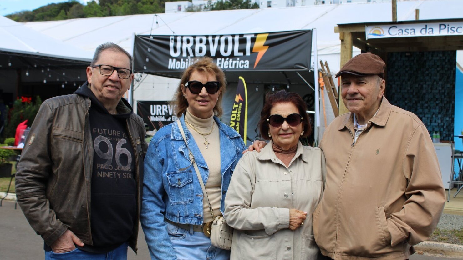 Luiz Bernardi, Jane, Nair e Nelso Bonissoni, curtindo o domingo na Femix 2026. - Fotos: Lu�s Longhini