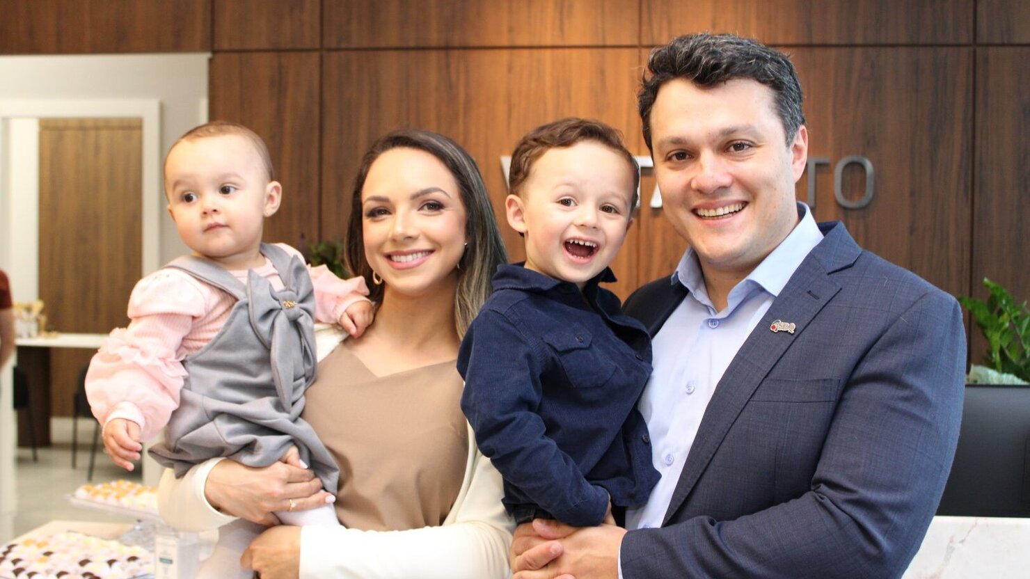 Andressa e Yuri, com Lara e Joaquim, em um lindo retrato de amor, uni�o e felicidade. - Foto: Lu�s Longhini
