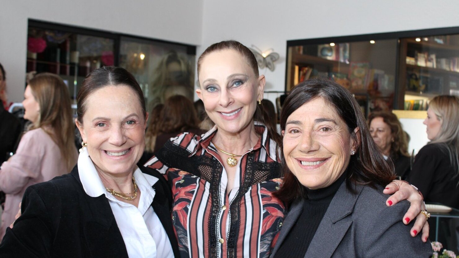 Sob os holofotes do charme, todo o glamour reunido de Maria Bernardi, M�rcia Colla e Bebeta, que iluminaram o ambiente com muita classe e eleg�ncia. - Foto: Lu�s Longhini