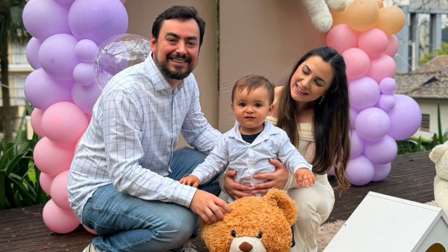 Erasmo e Renata, ao lado do pequeno Vicente, vivem a doce espera pela chegada de Ol�via. - Foto: Arquivo Pessoal Erasmo Lima Filho e Renata Moura 
