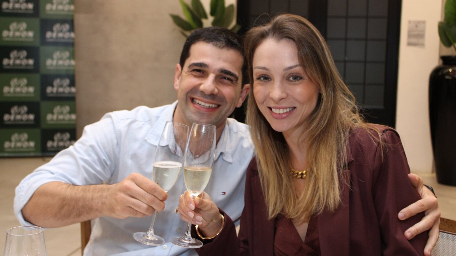 Um brinde � vida e � sintonia do casal Nat�lia e Guto. - Foto: Lu�s Longhini