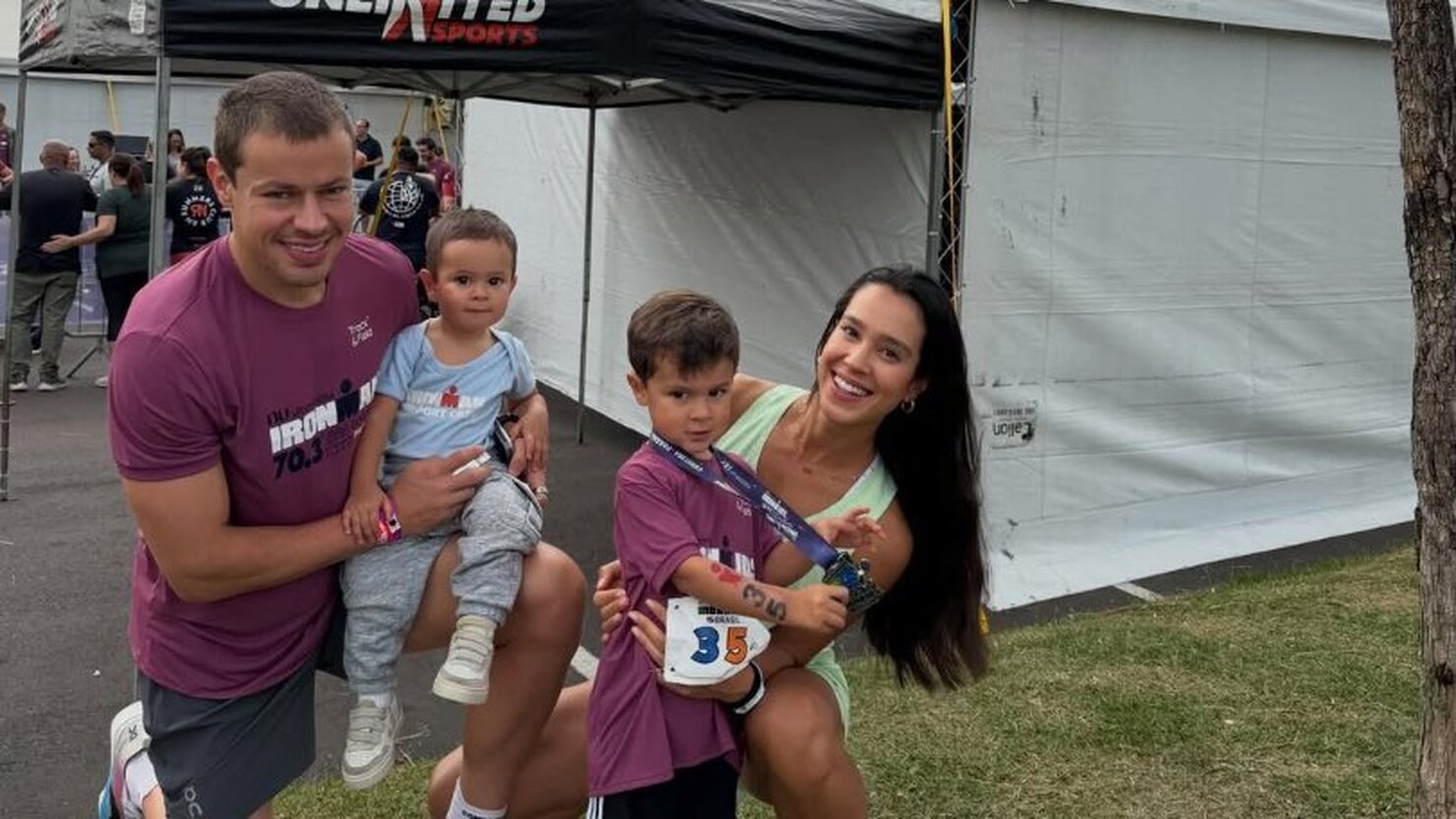 Vini Jasper ao lado dos filhos filhos Davi e Ben�cio e da esposa Julia, celebrando mais um momento especial em fam�lia. - Foto: Arquivo Pessoal
