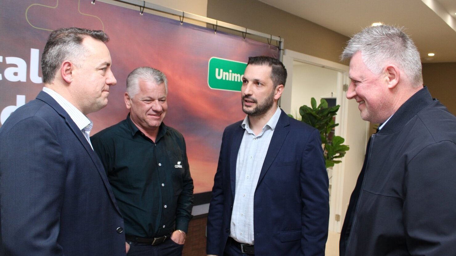 Andr� Ragnini, diretor e admistrador da Unimed Conc�rdia, recebendo Alexandre Simioni, Vanduir Martini e Valmir Patzlaff. - Fotos: Lu�s Longhini