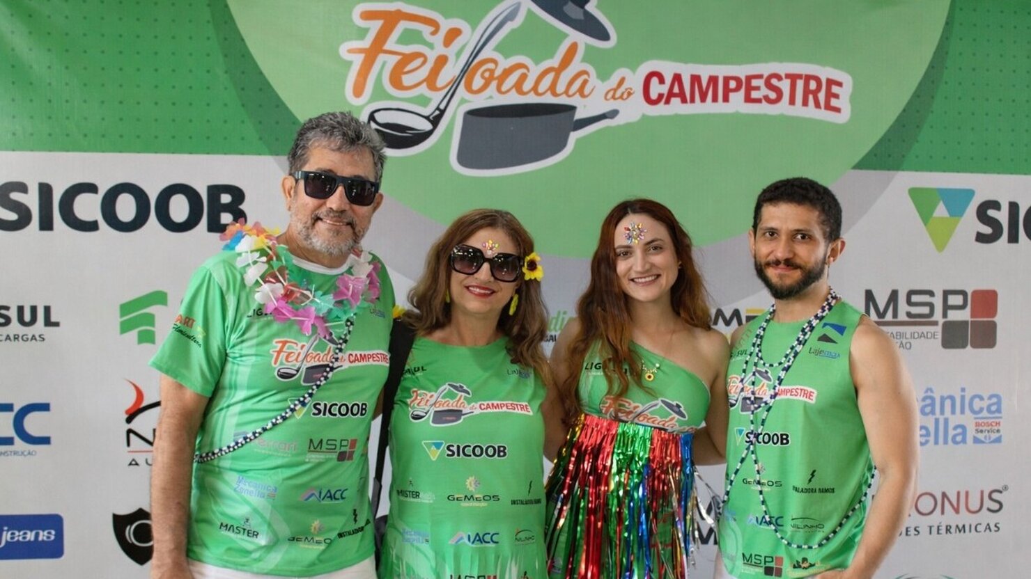 📷 Os casais �lvaro e Sueli Andrade e os m�dicos Amanda Andrade Arantes de Oliveira e Arthur aproveitaram o clima de festa e Carnaval. - Foto: Lu�s Longhini