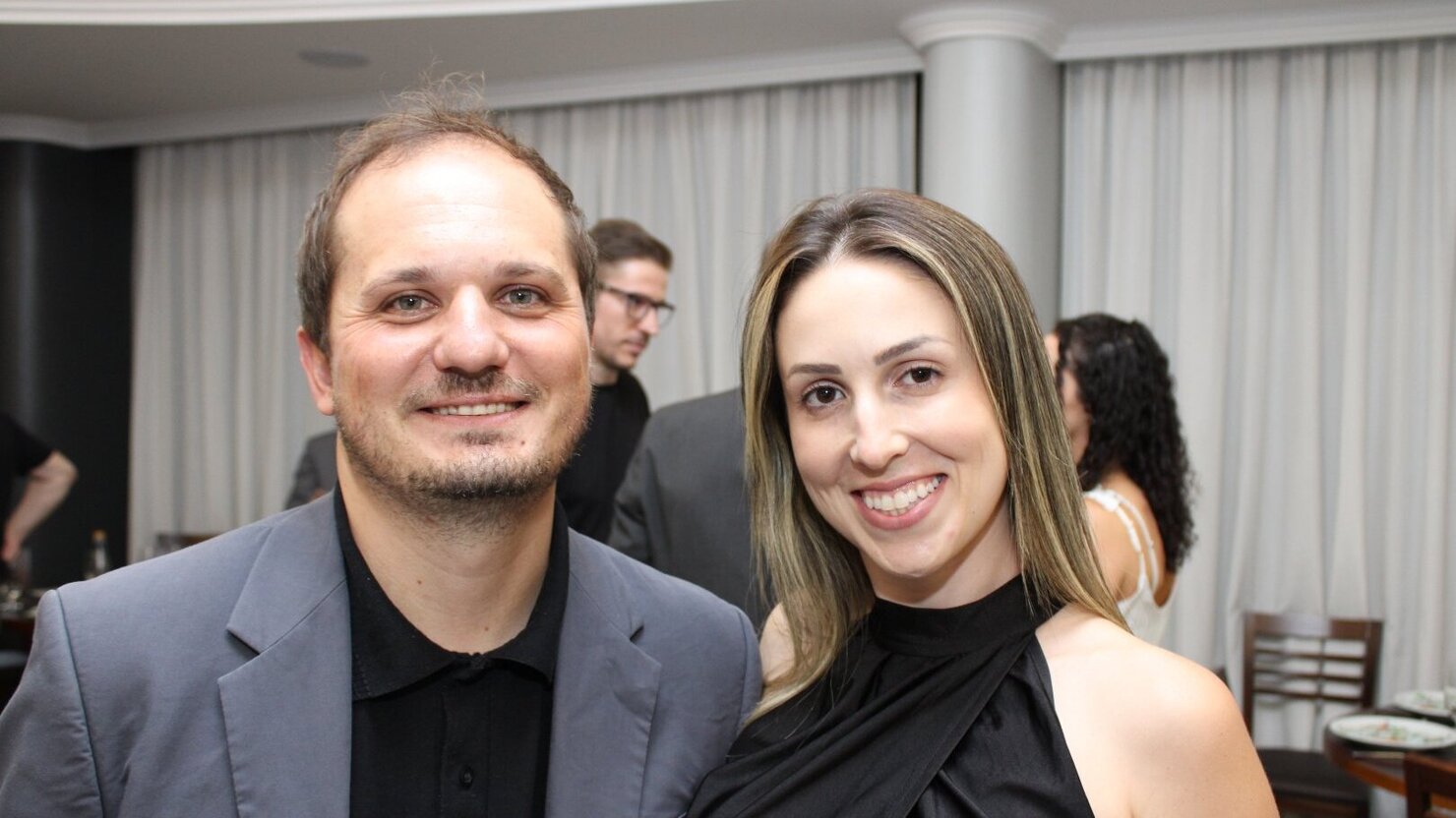Andrezza e Get�lio Martini, secret�rio-executivo da ACIC Conc�rdia, encantaram em uma noite especial no Restaurante 29 de Julho. - Fotos: Lu�s Longhini