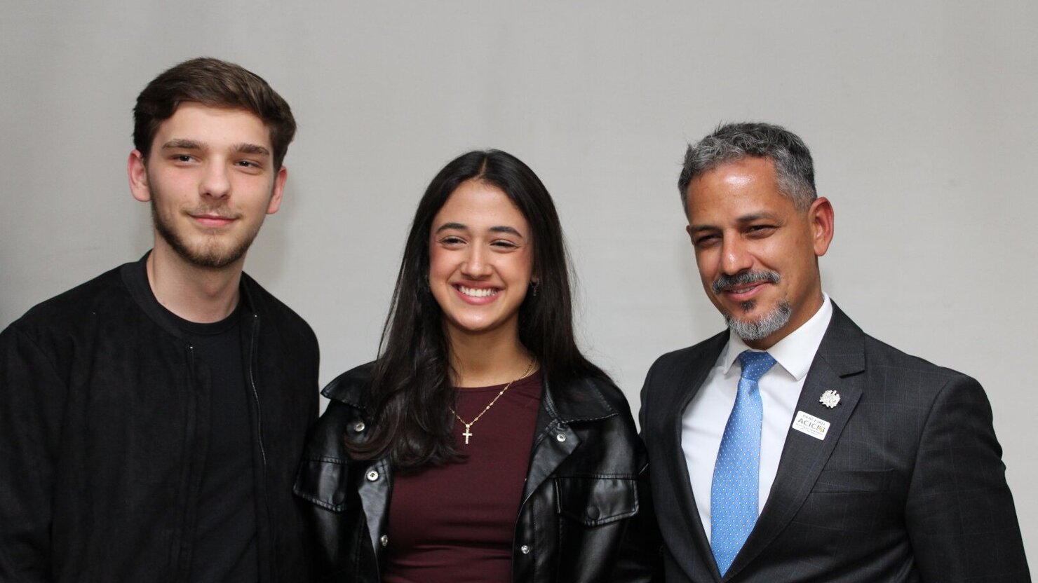 Beatriz Nogueira ao lado do namorado, Guilherme Lazzari Thomas, e do pai, Marcelo Nogueira. - Foto: Lu�s Longhini.