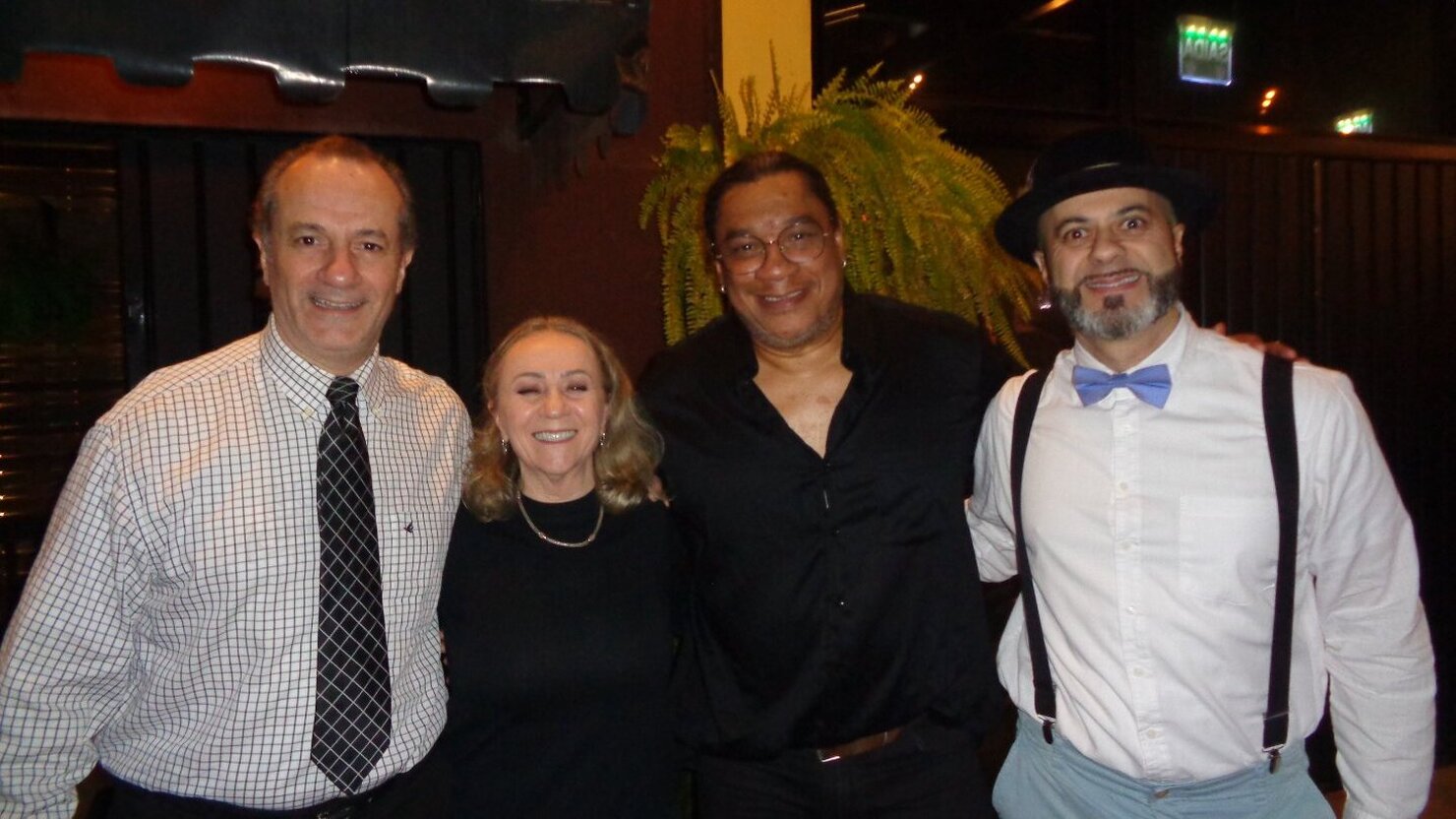 Os empres�rios Eliana Stempczinski e Maiquinho com os amigos F�bio Franchini e Jason Lima do Ac�stico Clazz. - Fotos: Lu�s Longhini