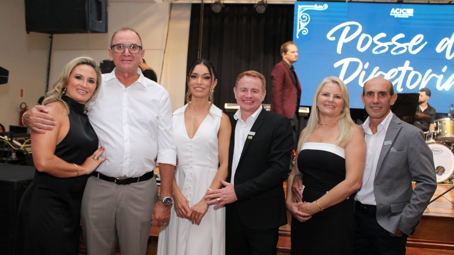 Luciana e Roberto Canesso, Fran e Claudiomiro Vieira, Sandra e Edson Argenton, em noite de festa para a ACIC Conc�rdia. - Fotos: Lu�s Longhini