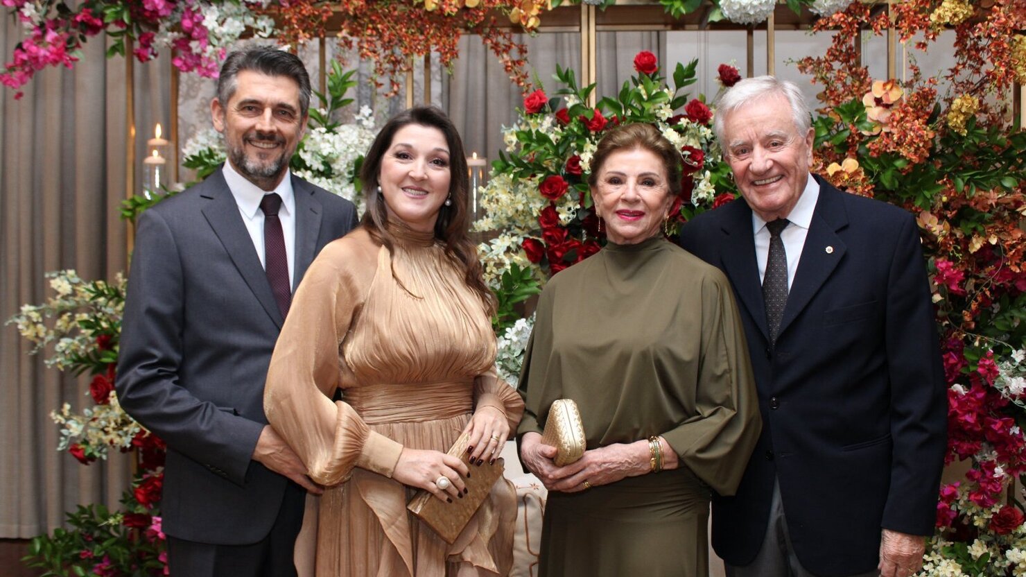 Lu�s Carlos Schaurich, a esposa Laila e os amigos Leane e Ari Adamy em noite especial. - Fotos: Lu�s Longhini