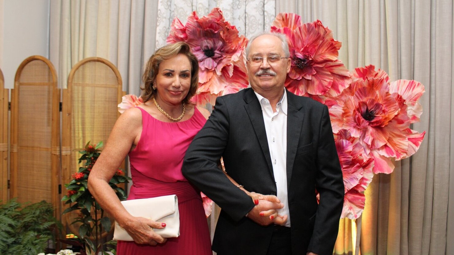 Nice e S�rgio Radin, um casal de charme e eleg�ncia que brilhou no Baile da Primavera. - Foto: Lu�s Longhini