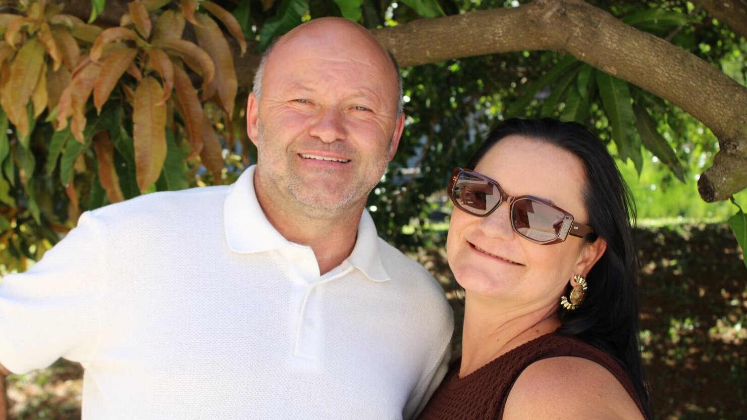 Cristiane Hinkel e o marido Dirceu Jurkiewicz, esbanjando sintonia e alegria durante a animada comemora��o de anivers�rio da empres�ria. - Fotos: Lu�s Longhini